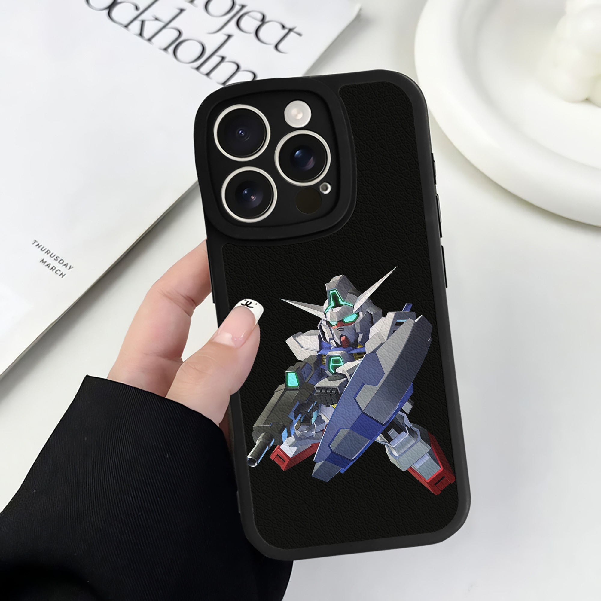 （画像用） 機動戦士ガンダム Mobile Suit Gundam 【iPhone 16シリーズ対応】シリコンスマホケース（レザー調） 材質：シリコン